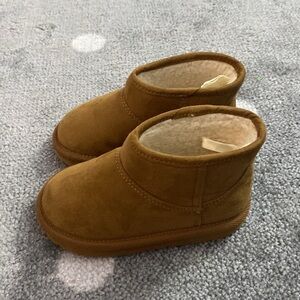 Baby Gap “Uggs” Toddler Size 8